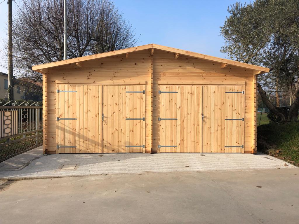 garage in legno prefabbricati per l’automobile