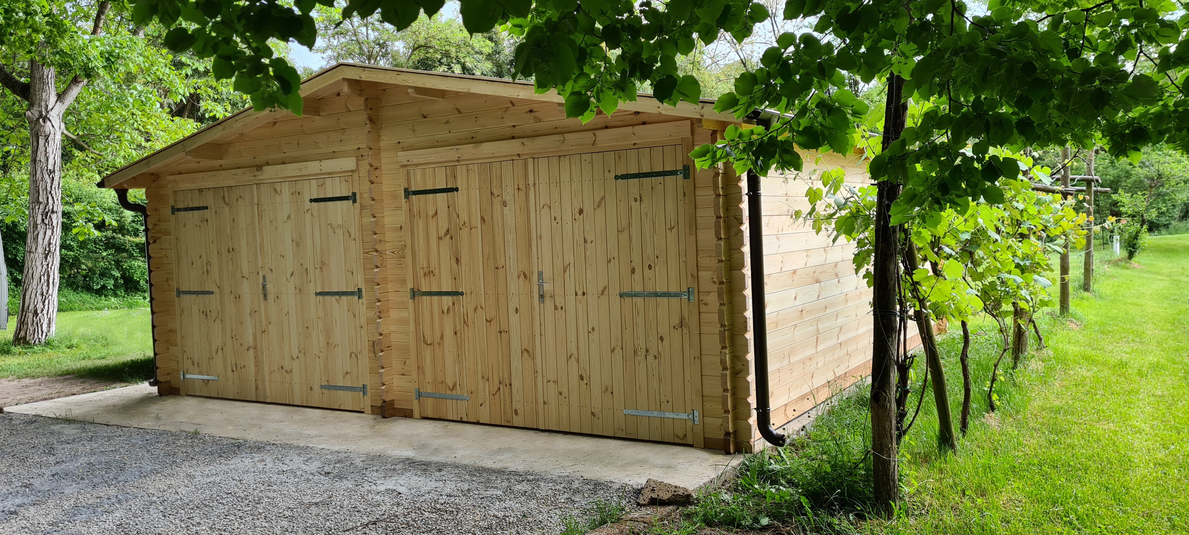 garage in legno prefabbricati per l’automobile